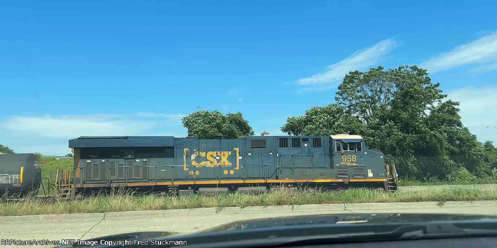 CSX 958 leads M370.